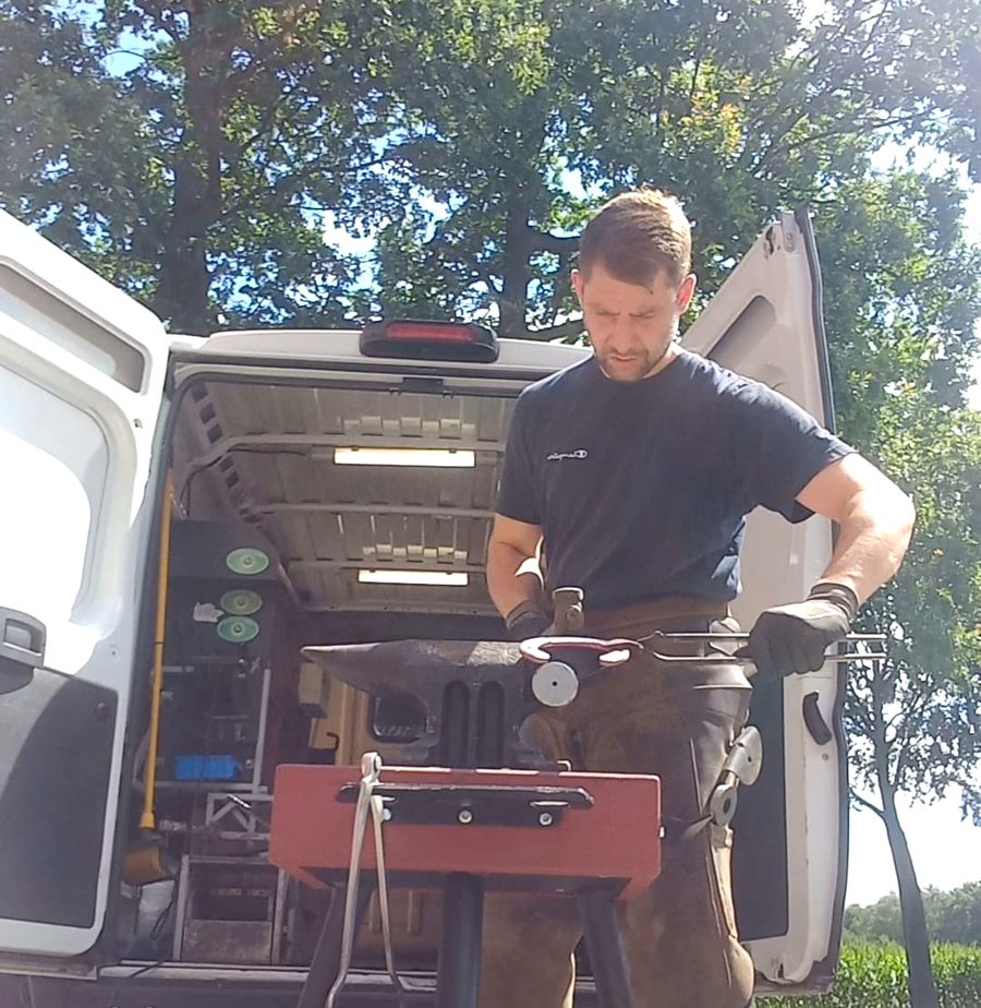 Sascha Liebig arbeitet am Amboss vor seinem Werkstattwagen